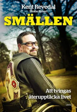 Smällen : att tvingas återupptäcka livet; Kent Revedal, Simon Bynert; 2013