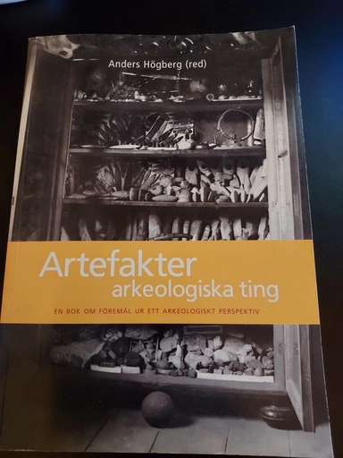 Artefakter - arkeologiska ting : en bok om föremål ur ett arkeologiskt perspektiv; Birgitta Hårdh, Anders Högberg; 2000