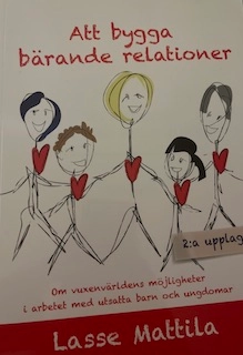 Att bygga bärande relationer : om vuxenvärldens möjligheter i arbetet med utsatta barn och ungdomar; Lasse Mattila; 2017