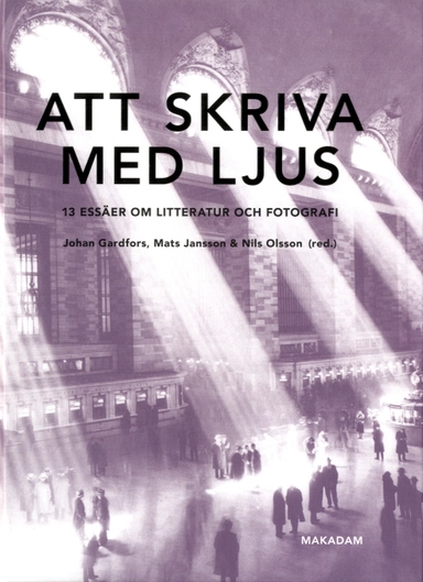 Att skriva med ljus. 13 essäer om litteratur och fotografi; Johan Gardfors, Mats Jansson, Nils Olsson, Mikael van Reis, Kristoffer Noheden, Niclas Östlind, Louise Wolthers, Björn Billing, Thomas Hvid Kromann, Unni Langås, Sonia Lagerwall, Hans Kristian S. Rustad, Jørgen Bruhn; 2020