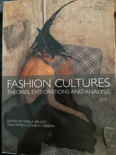 Fashion cultures : theories, explorations and analysis; Stella Bruzzi, Pamela Church Gibson; 2000