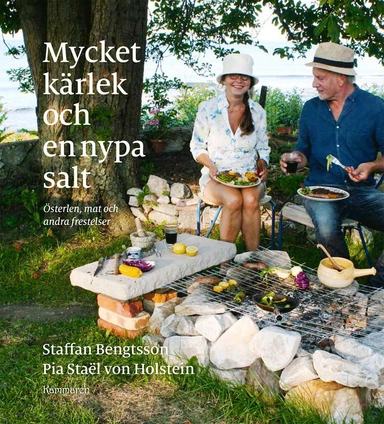 Mycket kärlek och en nypa salt : Österlen, mat och andra frestelser; Staffan Bengtsson, Pia Staël von Holstein; 2018