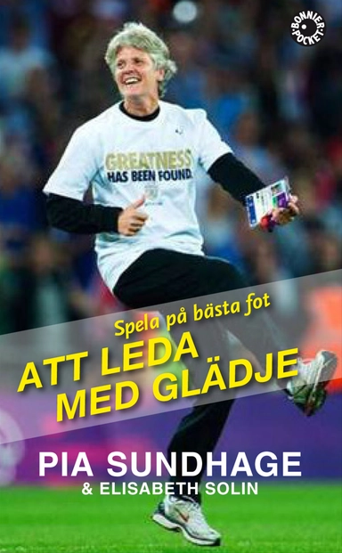 Spela på bästa fot : att leda med glädje; Pia Sundhage, Elisabeth Solin; 2013