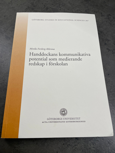 Handdockans kommunikativa potential som medierande redskap i förskolan Volym 287 av Göteborg studies in educational sciences, ISSN 0436-1121; Mirella Forsberg Ahlcrona; 2009