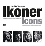 Ikoner Icons : fotografier från deciennerna som aldrig tog slut; Niclas Östlind, Leif Pagrotsky, Bengt Palmers, Bo Bergström, Lotta Lewenhaupt, Lennart Wretlind, Håkan Lahger, Fredrik Strage; 2015