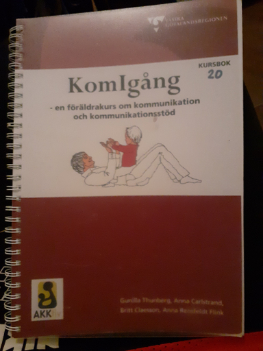 KOMIGÅNG : EN FÖRÄLDRAKURS OM KOMMUNIKATION OCH KOMMUNIKATIONSSTÖD; Gunilla Thunberg, Anna Carlstrand, Britt Claesson, Anna Rensfeldt Flink; 2013