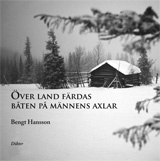 Över land färdas båten på männens axlar; Bengt Hansson; 2011