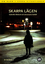 Skarpa lägen : [om barn i svåra situationer : en handbok]; Gabriella Ekelund, Annamaria Dahlöf; 2005