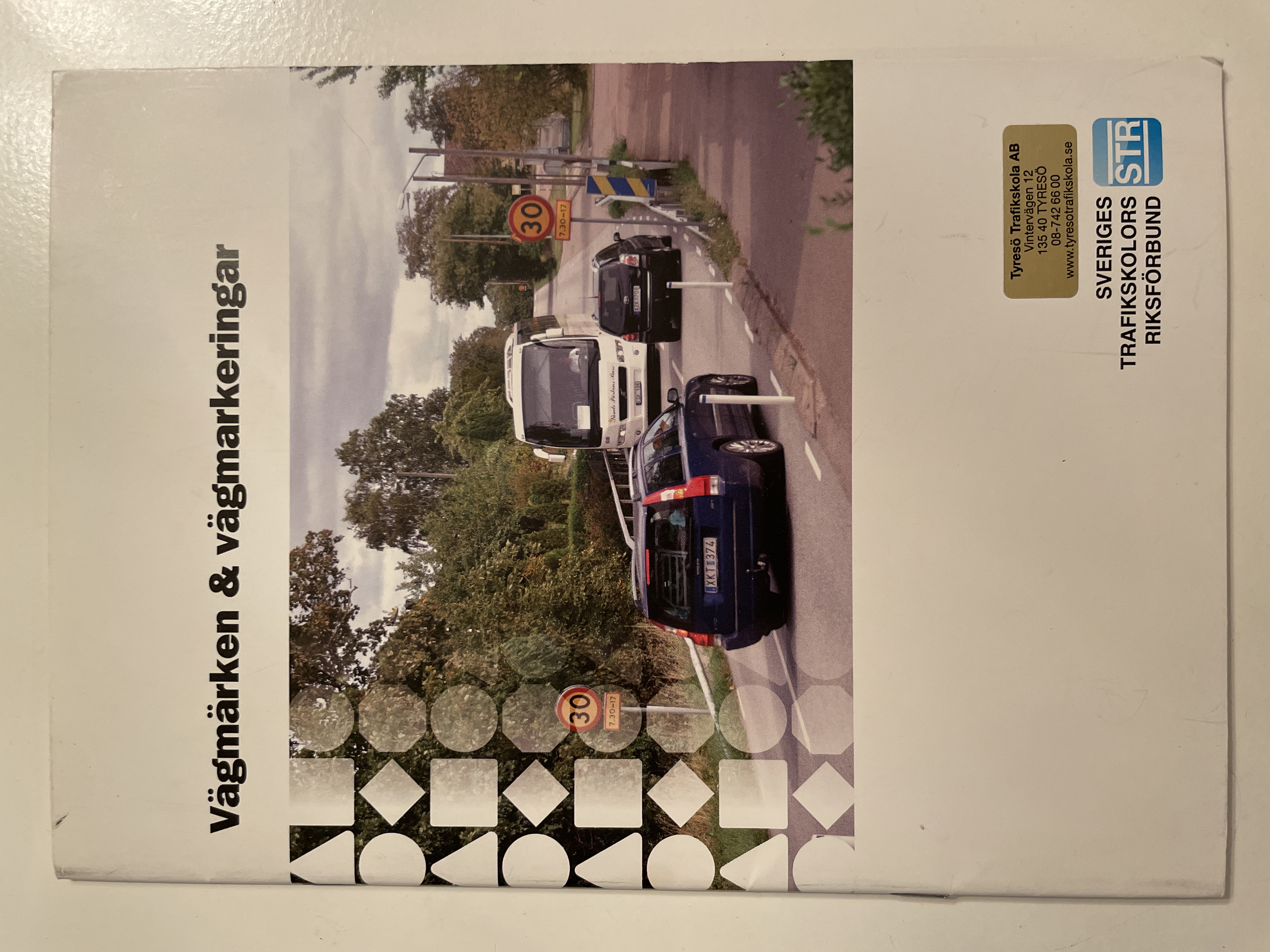 Vägmärken & vägmarkeringar; Sveriges trafikskolors riksförbund, Sveriges trafikutbildares riksförbund; 2014