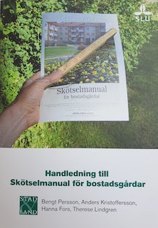 Handledning till skötselmanual för bostadsgårdarVolym 179 av Stad & land, ISSN 0280-4549; Bengt Persson, Sveriges lantbruksuniversitet. Movium; 2010