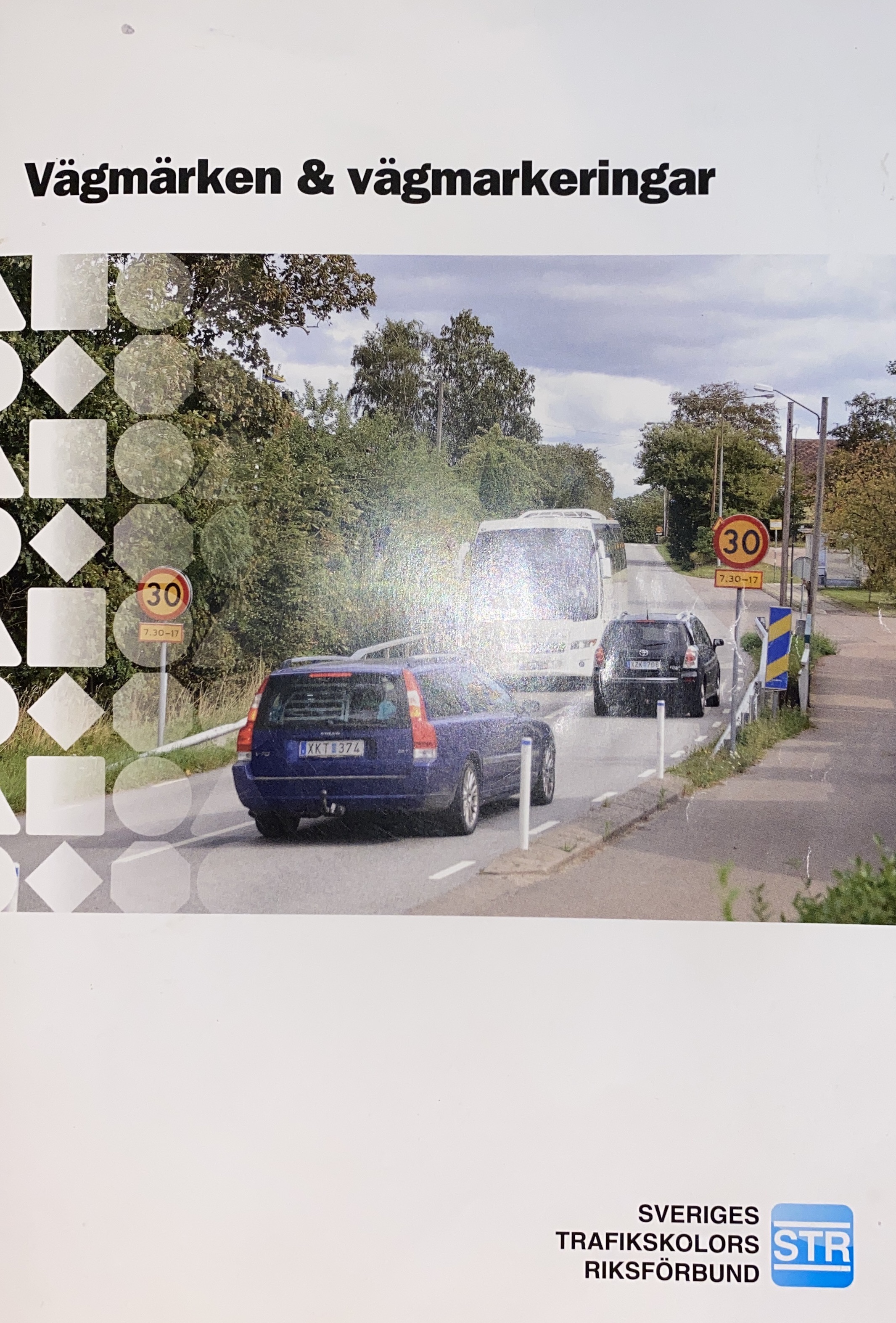Vägmärken & vägmarkeringar; Sveriges trafikskolors riksförbund, Sveriges trafikutbildares riksförbund; 2015