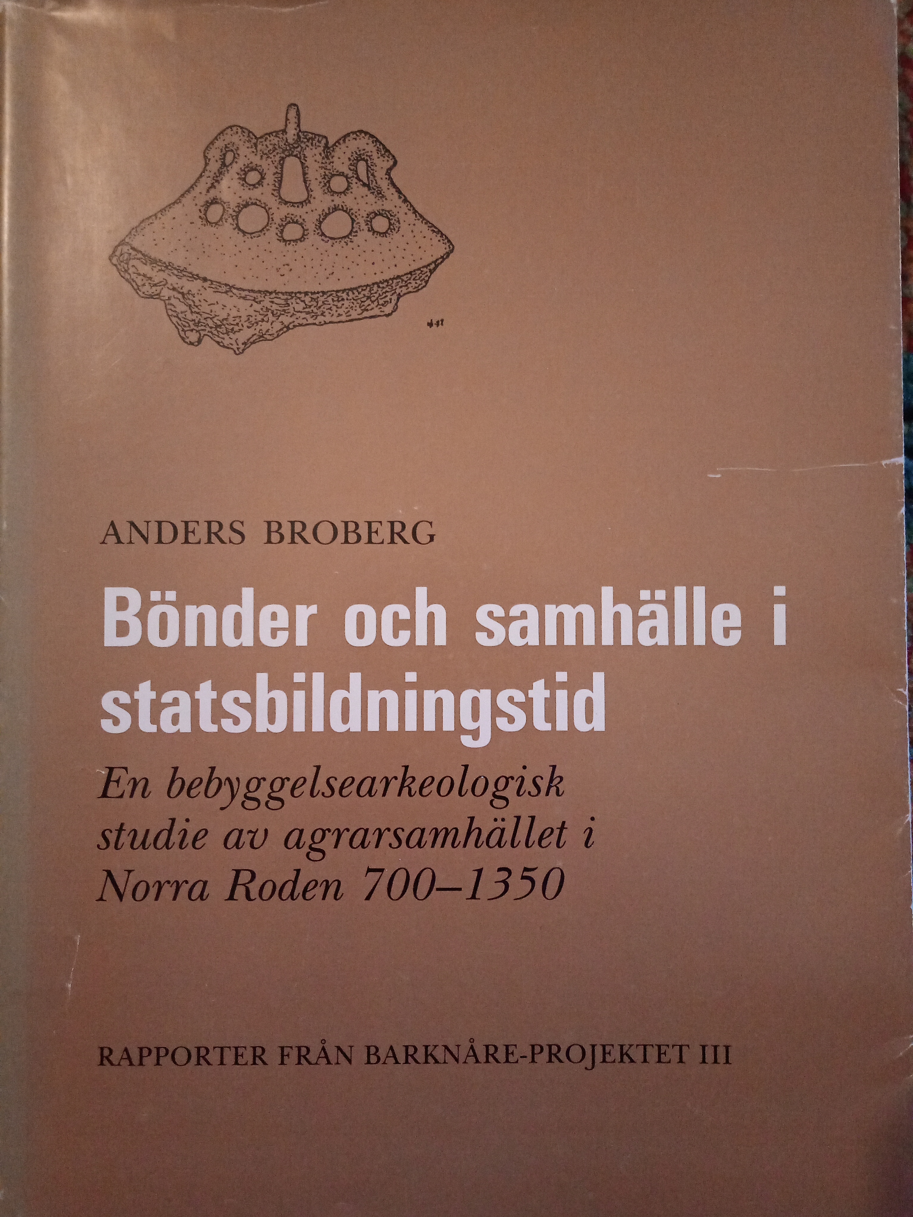 Bönder och samhälle i statsbildningstid : en bebyggelsearkeologisk studie av agrarsamhället i Norra Roden 700-1350; Anders Broberg; 1990